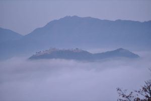 雲海の中の竹田城
